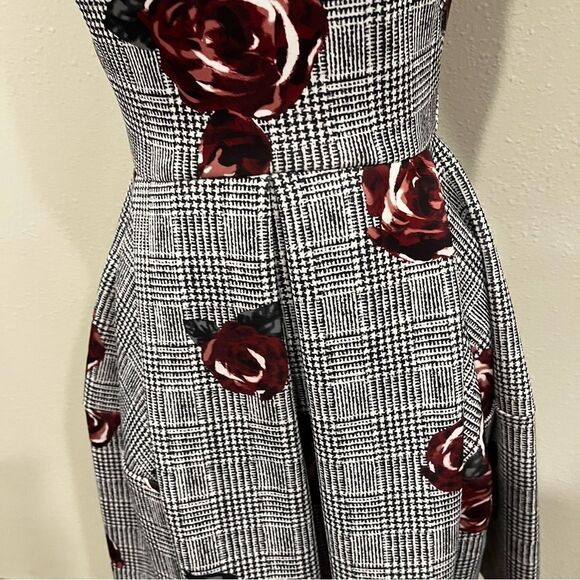 Sleeveless floral dress - Picture 4 of 14